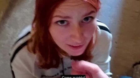 Русский ухажер раскрутил рыжую молодуху на секс в подъезде