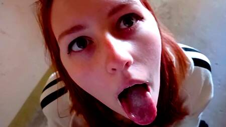 Русский ухажер раскрутил рыжую молодуху на секс в подъезде