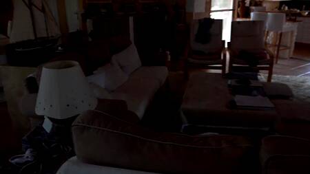 Сын взял стройную мамочку силой и смачно кончил ей на лицо