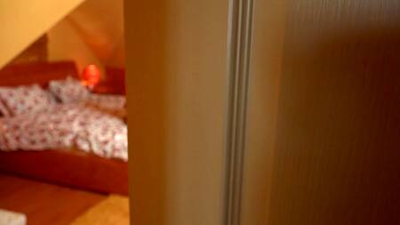 Сын взял стройную мамочку силой и смачно кончил ей на лицо