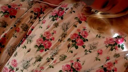 Сын взял стройную мамочку силой и смачно кончил ей на лицо