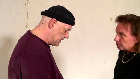 Зрелые кобели оприходовали молодуху и кончили ей на язычок