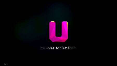 Красивый секс у бассейна мускулистого самца с длинноногой телочкой