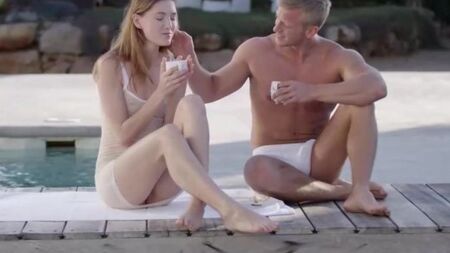 Красивый секс у бассейна мускулистого самца с длинноногой телочкой