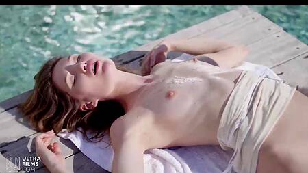 Красивый секс у бассейна мускулистого самца с длинноногой телочкой