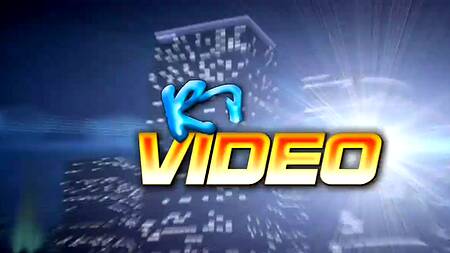 Начальник ебет на рабочем столе негритянку с огромной грудью