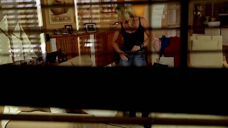 Мужик активно пердолит блондинку с приспущенными джинсами