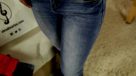 Мужик активно пердолит блондинку с приспущенными джинсами