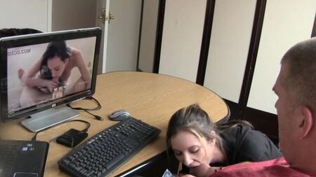 Зрелый самец отодрал молодую девицу и кончил во внутрь розовой пизды