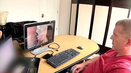 Зрелый самец отодрал молодую девицу и кончил во внутрь розовой пизды