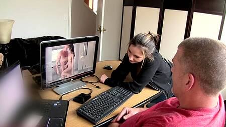 Зрелый самец отодрал молодую девицу и кончил во внутрь розовой пизды