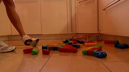 Хуястый зрелый мужик пялит раком длинноногую молодуху