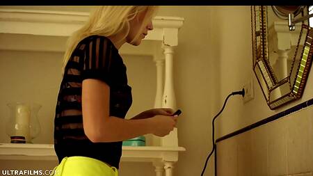 Красивое лесбийское порно на кровати с очаровательными блондинками