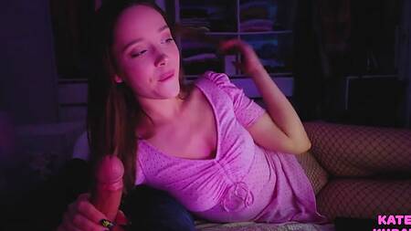 Русская красотка строчит приятный минет хуястому парню от первого лица