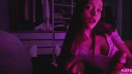 Русская красотка строчит приятный минет хуястому парню от первого лица