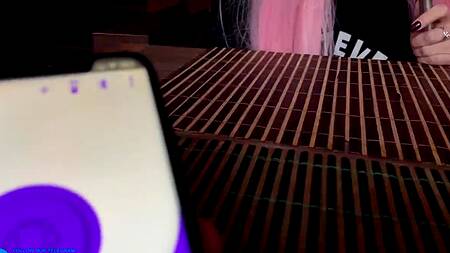 Русская сучка кричит в экстазе от огромного члена в узенькой анале