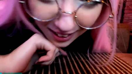 Русская сучка кричит в экстазе от огромного члена в узенькой анале