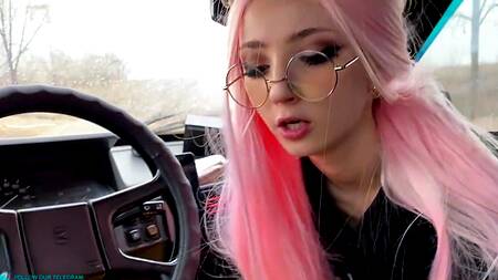 Русская сучка кричит в экстазе от огромного члена в узенькой анале