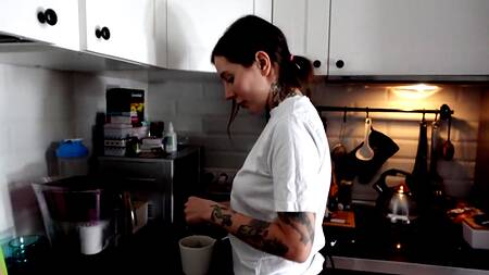 Наклонилась раком и насладилась анальным сексом прямо на кухне