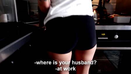 Наклонилась раком и насладилась анальным сексом прямо на кухне