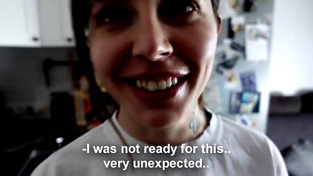 Наклонилась раком и насладилась анальным сексом прямо на кухне