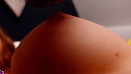 Русская красотка ощутила киской извержение спермы бойфренда