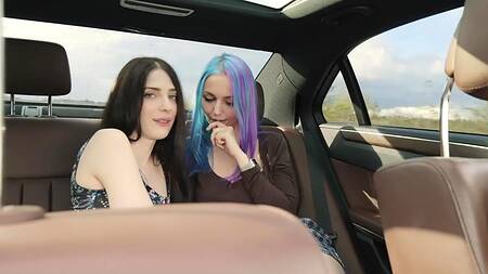 Жаркий секс в автомобиле с горячей молодой брюнеткой