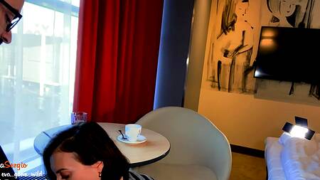 Русский самец сношает опытную в сексе девушку в черных колготках