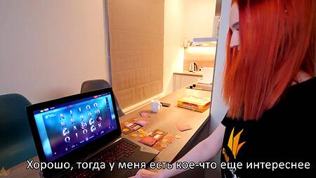 Рыжая девчонка извивается на пенисе партнёра и от этого кайфует