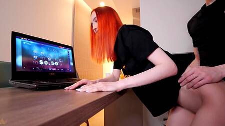 Рыжая девчонка извивается на пенисе партнёра и от этого кайфует