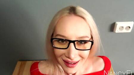 Телочка в чулках прыгает на фаллосе ненасытного в постели любовника