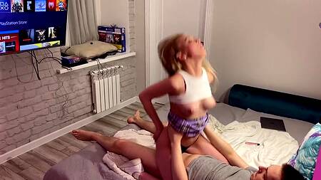 Кончил в ротик дрочующей девушке с красивой мордашкой