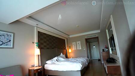 Красивая русская телка получила на язычок смачную порцию спермы