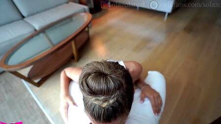 Красивая русская телка получила на язычок смачную порцию спермы