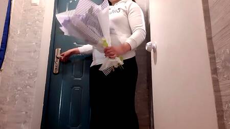 Сексапильная лесбиянка рассчиталась натурой с девушкой курьером