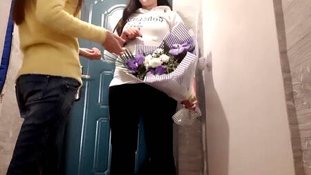 Сексапильная лесбиянка рассчиталась натурой с девушкой курьером