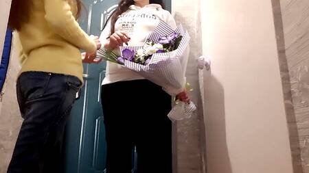 Сексапильная лесбиянка рассчиталась натурой с девушкой курьером