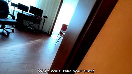 Рыжеволосая краля делает приятно губами русскому хуястому парню