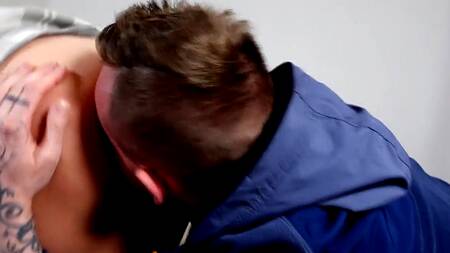 Русская краля отдалась сантехнику и кайфанула на сколько он хорош в постели