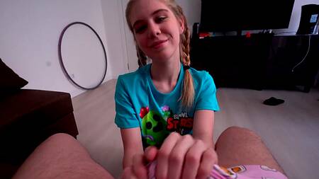 Сестрёнка  играла в Brawl Stars но увидев член брата сразу отвлеклась