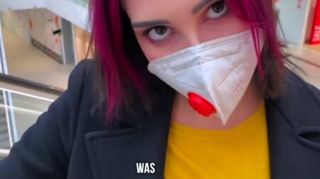 Похотливая нимфа отдалась русскому парню примерочной торгового центра