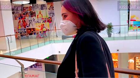 Похотливая нимфа отдалась русскому парню примерочной торгового центра