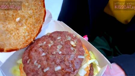 Похотливая нимфа отдалась русскому парню примерочной торгового центра