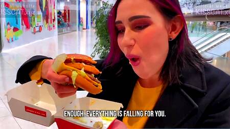 Похотливая нимфа отдалась русскому парню примерочной торгового центра