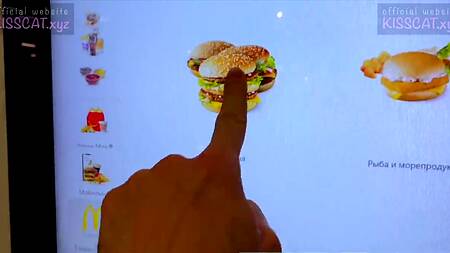 Похотливая нимфа отдалась русскому парню примерочной торгового центра