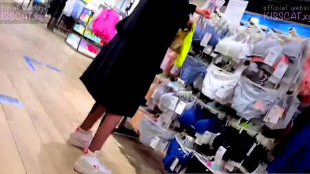 Похотливая нимфа отдалась русскому парню примерочной торгового центра