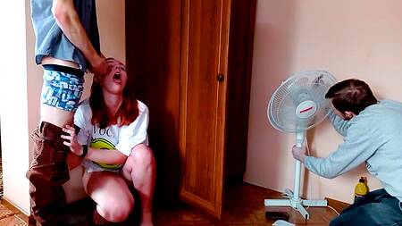 Рыжеволосая шлюха изменяет бойфренду прямо возле него