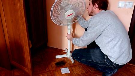 Рыжеволосая шлюха изменяет бойфренду прямо возле него