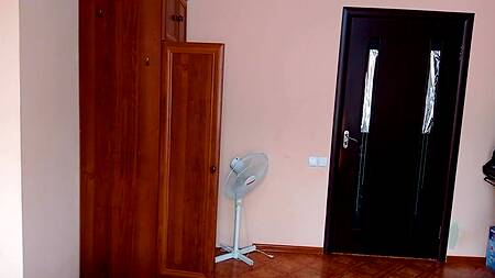 Рыжеволосая шлюха изменяет бойфренду прямо возле него