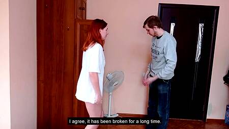 Рыжеволосая шлюха изменяет бойфренду прямо возле него